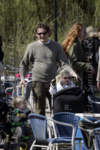 Amsterdam 2 april 2005
Prins Maurits met Lucas en Anna en Prins Bernhard met Isabelle en Sam in het vondelpark