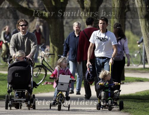 Amsterdam 2 april 2005
Prins Maurits met Lucas en Anna en Prins Bernhard met Isabelle en Sam in het vondelpark