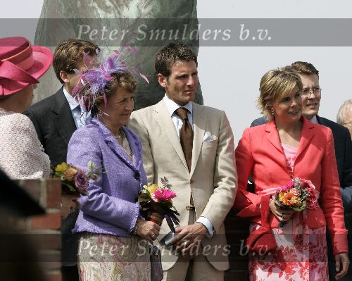Scheveningen 30 april 2005
Koningin Beatrix in Scheveningen met familie.
Prinses Margriet en PrinsMaurits Prinses laurentien en Prins Constantijn