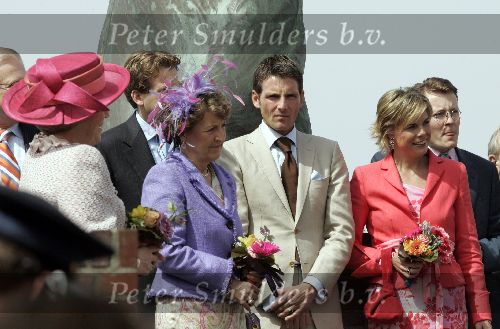 Scheveningen 30 april 2005
Koningin Beatrix in Scheveningen met familie.
Prinses Margriet Prins Maurits Prins Constantijn en Prinses Laurentien
