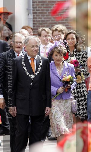 Scheveningen 30 april 2005
Koningin Beatrix in Scheveningen met familie.
Prinses Margriet en Pieter v Vollenhoven
  en Wim Deetman