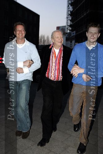 Hilversum 1 april 2005
Afscheidsfeestje van Beau v Erven Dorens.     
Albert Verlinde en Ramses Shaffy