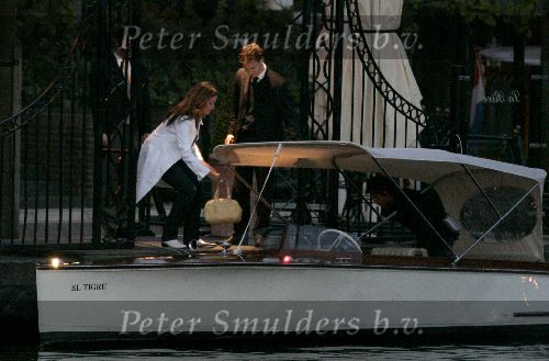 Amsterdam 25 april 2005
Rebecca Loos gaat varen  op boot met vriendin