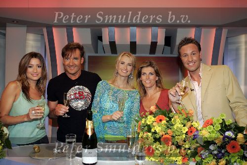 Amsterdam 25 april 2005
1000e aflevering van shownieuws.  
Anouk Smulders en Rebecca Loos Gerard Joling Danielle Overgaag en Viktor Brand
