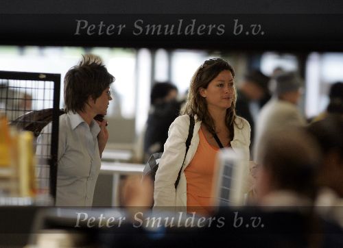 Schiphol 26 april 2005
Rebecca Loos met haar manager en vriendin Emma Basden op schiphol.
