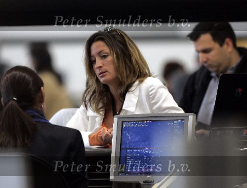 Schiphol 26 april 2005
Rebecca Loos met haar manager en vriendinj Emma Basden op schiphol.