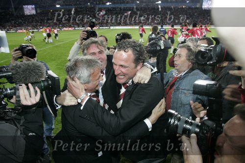 Eindhoven, 23 April 2005
Kampioenswedstrijd PSV-Vitesse, eindstand 3-0
Guus Hiddink Fred Rutten en Rene Eijkelkamp vieren feest
Persfotografen.