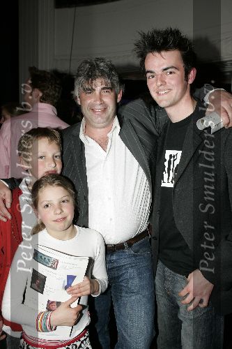 Amsterdam 20 april 2005
Veiling voor child right in odion.
Rob Oudkerk met zijn kinderen