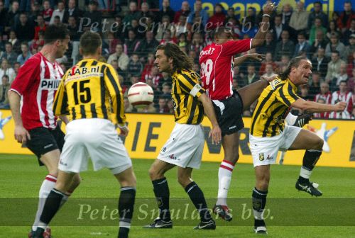 Eindhoven, 23 April 2005 Kampioenswedstrijd PSV-Vitesse, 
eindstand 3-0
Robert PSV in duel met Stijn Vreven en Peter v d Berg
