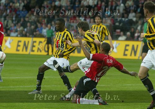 Eindhoven, 23 April 2005 Kampioenswedstrijd PSV-Vitesse, eindstand 3-0
Robert PSV in duel met Michael Jansen