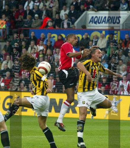Eindhoven, 23 April 2005 Kampioenswedstrijd PSV-Vitesse, 
eindstand 3-0
Robert PSV in duel met Stijn Vreven