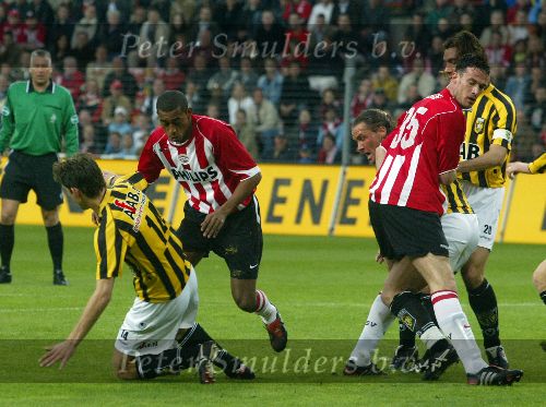 Eindhoven, 23 April 2005 Kampioenswedstrijd PSV-Vitesse, 
eindstand 3-0
Robert PSV  in duel met Stijn Vreven en Michael Jansen
Verder nog Sibon en Peter v d Berg.