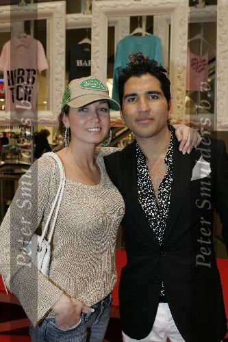 Amsterdam 14 april 2005
Marie Claire 15 jaar oud. Verkoop t shirts t.b.v. kankerbestrijding.
Do zangeres met petje en Rodrigo Otazu