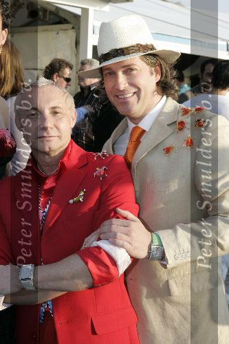 Bloemendaal 2 april 2005
Opening van strandtent vroeger.
Ronald Kolk met vriend met hoed