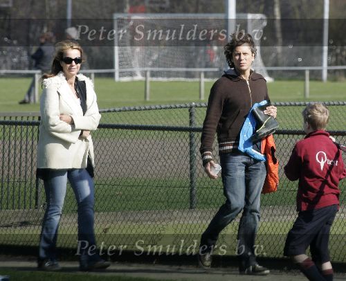 Naarden 2 april 2005
Linda de Mol en Sander Vahle naar het voetballen met Julian en hun dochter.