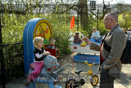 Amsterdam 12 april 2005
Serge Henri Valcke bij  melkhuis in  het vondelpark te Amsterdam