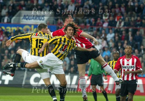 Eindhoven, 23 April 2005 Kampioenswedstrijd PSV-Vitesse, 
eindstand 3-0
Sibon in duel met Peter v d Berg