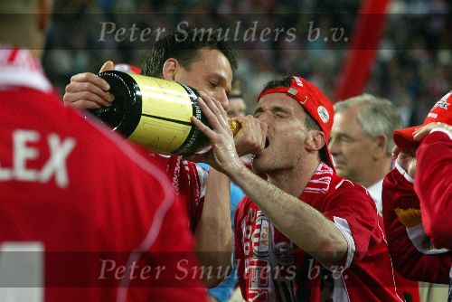 Eindhoven, 23 April 2005 Kampioenswedstrijd PSV-Vitesse, 
eindstand 3-0
Champagne voor Sibon en geschonken door Jan Vennegoor of Hesselink