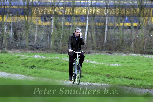 Leiden 6 april 2005
Thom de Graaf op fiets met gsm hond uitlaten.