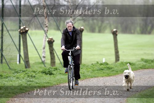 Leiden 6 april 2005
Thom de Graaf op fiets met gsm hond uitlaten.