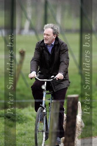 Leiden 6 april 2005
Thom de Graaf op fiets met gsm hond uitlaten.