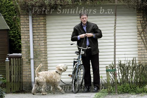 Leiden 6 april 2005
Thom de Graaf op fiets met gsm hond uitlaten.