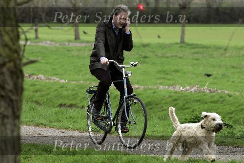 Leiden 6 april 2005
Thom de Graaf op fiets met gsm hond uitlaten.