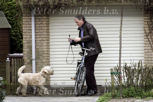 Leiden 6 april 2005
Thom de Graaf op fiets met gsm hond uitlaten.