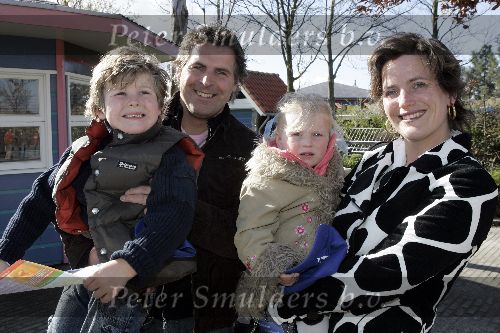 Harderwijk 9 april 2005
Opening dolfinarium HARDERWIJK.
Toine v Peperstraten met gezin