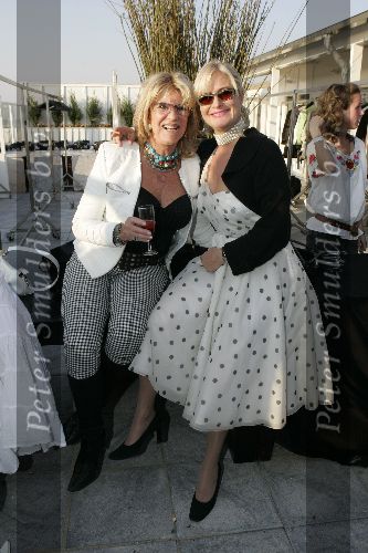 Bloemendaal 2 april 2005
Opening van strandtent vroeger.
Vivian Boelen met zonnebril en Astrid Engels