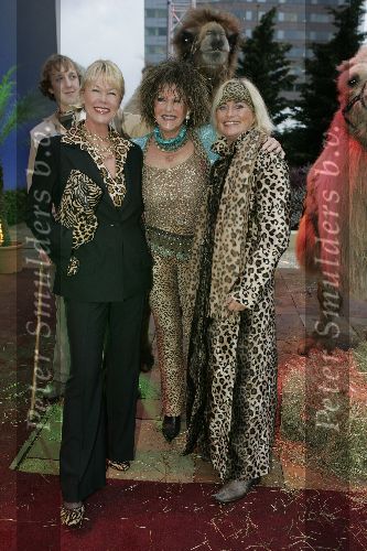 Amsterdam 13 april 2005
Premiere African Footprint in Pepsi stage.
Astrid Engels en Sheila de Vries en Vivian Boelen