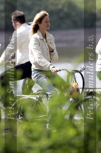 Amsterdam  24 april 2005
Wendy v Dijk op fiets in vondelpark