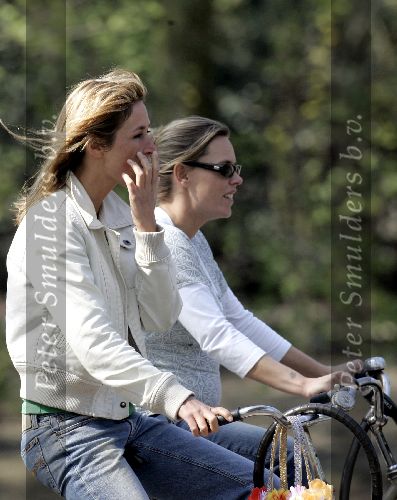 Amsterdam  24 april 2005
Wendy v Dijk op fiets in vondelpark