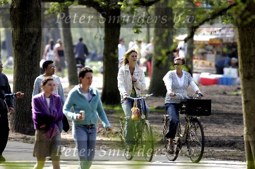 Amsterdam  24 april 2005
Wendy v Dijk op fiets in vondelpark