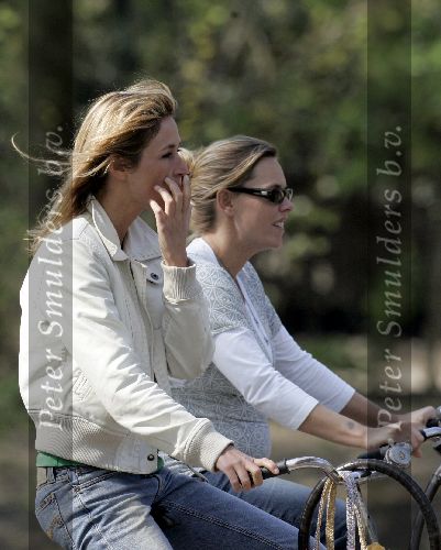 Amsterdam  24 april 2005
Wendy v Dijk op fiets in vondelpark
