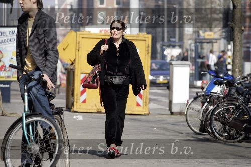 Amsterdam 4 april 2005
Willeke v Ammelrooy op v Baerlestraat met zonnebril