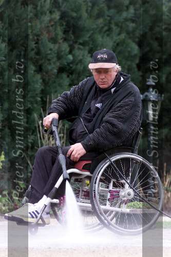 Hierden 08 april 2000
Koos Alberts werkend in de tuin met de hogedrukspuit bij zijn nieuwe huis