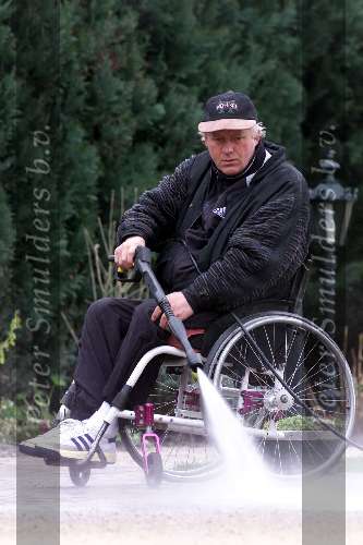 Hierden 08 april 2000
Koos Alberts werkend in de tuin met de hogedrukspuit bij zijn nieuwe huis