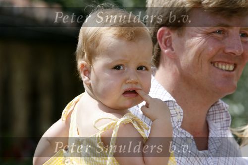Tavarnelle 6 juli 2006
Koningin Beatrix met Prinses Maxima Prins Willem Alexander Amalia en Alexia tijdens fotomoment op vakantie.