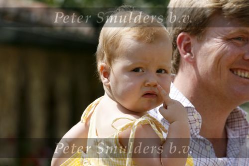 Tavarnelle 6 juli 2006
Koningin Beatrix met Prinses Maxima Prins Willem Alexander Amalia en Alexia tijdens fotomoment op vakantie.