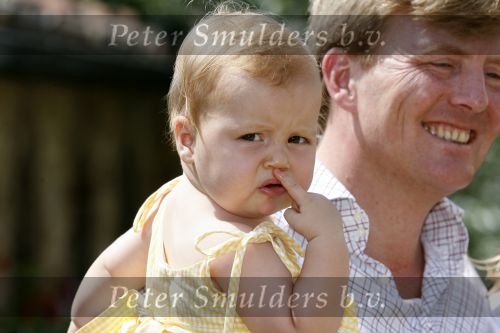 Tavarnelle 6 juli 2006
Koningin Beatrix met Prinses Maxima Prins Willem Alexander Amalia en Alexia tijdens fotomoment op vakantie. Mastino Napolitana