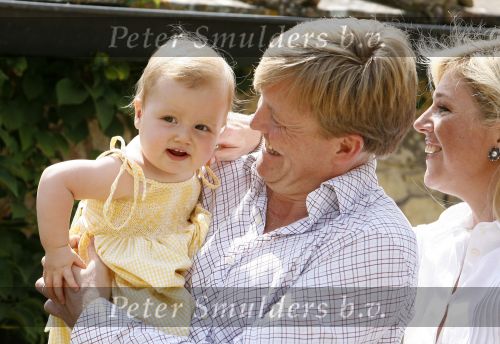 Tavarnelle 6 juli 2006
Koningin Beatrix met Prinses Maxima Prins Willem Alexander Amalia en Alexia tijdens fotomoment op vakantie.
