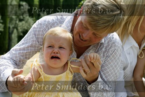 Tavarnelle 6 juli 2006
Koningin Beatrix met Prinses Maxima Prins Willem Alexander Amalia en Alexia tijdens fotomoment op vakantie.