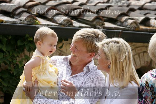 Tavarnelle 6 juli 2006
Koningin Beatrix met Prinses Maxima Prins Willem Alexander Amalia en Alexia tijdens fotomoment op vakantie.