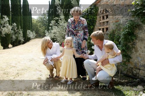 Tavarnelle 6 juli 2006
Koningin Beatrix met Prinses Maxima Prins Willem Alexander Amalia en Alexia tijdens fotomoment op vakantie.