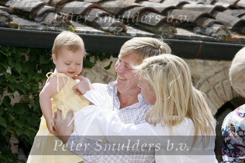 Tavarnelle 6 juli 2006
Koningin Beatrix met Prinses Maxima Prins Willem Alexander Amalia en Alexia tijdens fotomoment op vakantie.