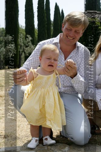 Tavarnelle 6 juli 2006
Koningin Beatrix met Prinses Maxima Prins Willem Alexander Amalia en Alexia tijdens fotomoment op vakantie.