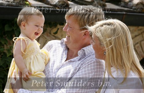 Tavarnelle 6 juli 2006
Koningin Beatrix met Prinses Maxima Prins Willem Alexander Amalia en Alexia tijdens fotomoment op vakantie.