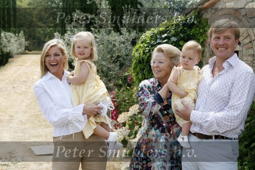 Tavarnelle 6 juli 2006
Koningin Beatrix met Prinses Maxima Prins Willem Alexander Amalia en Alexia tijdens fotomoment op vakantie.