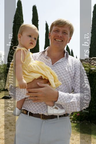 Tavarnelle 6 juli 2006
Koningin Beatrix met Prinses Maxima Prins Willem Alexander Amalia en Alexia tijdens fotomoment op vakantie.